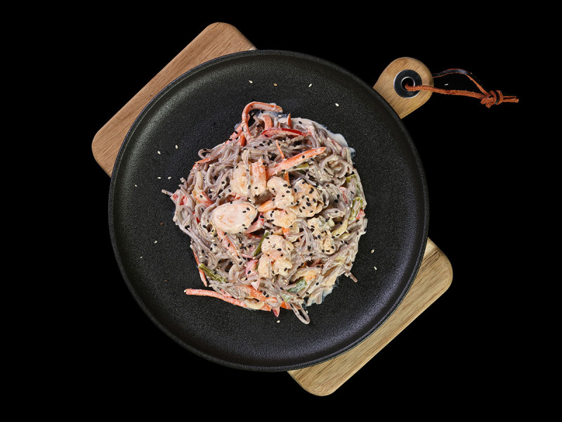 Соба с морепродуктами, сливочный соус